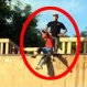 El “papá del año”: Patea a su hijo de una rampa para enseñarle skate