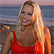 Pamela Anderson confesó que conserva el traje de baño rojo de “Baywatch” y sorprendió con el particular uso que le da