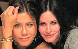 La genial foto de Courteney Cox transformada en Jennifer Aniston: Así le deseó feliz cumpleaños