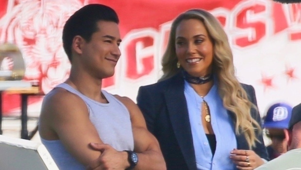 Mario Lopez y Elizabeth Berkley, como "AC" Slater y "Jessie" Spano, filmando en el relanzamiento de "Saved By The Bell" / hollywoodlife.com