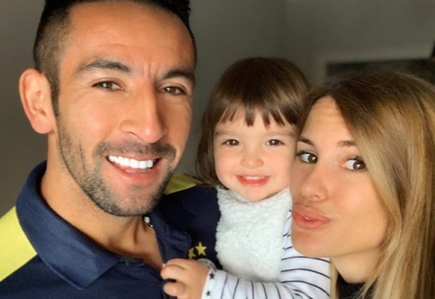 Gala Caldirola se quedó en Chile con su hija, mientras que el jugador debió permanecer en Europa / www.fmdos.cl