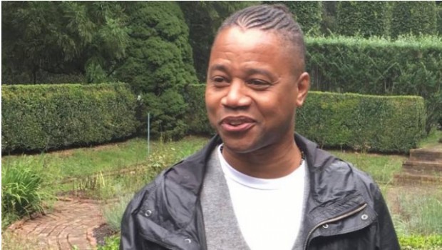 Cuba Gooding Jr. se disfrazó de bombero y apagó el fuego que avanzaba sobre un hombre / as.com