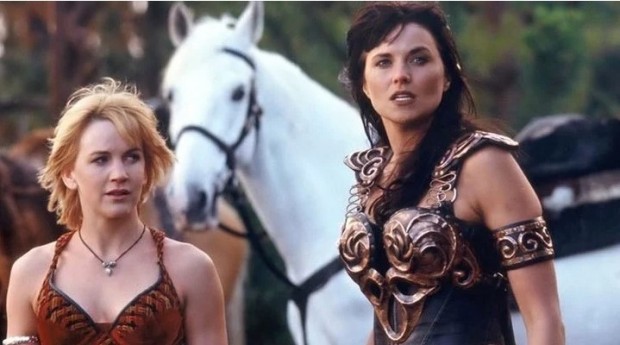 Lucy Lawless sufrió uuna fractura al bajarse del caballo, lo que le quitó participación en la segunda temporada / www.ecartelera.com