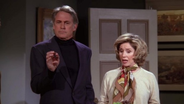 John Bennett Perry actuó en Friends como Mr. Burgin: en esta escena aparece junto a Pat Crowley, quien interpretó a su esposa / www.cosmopolitan.com