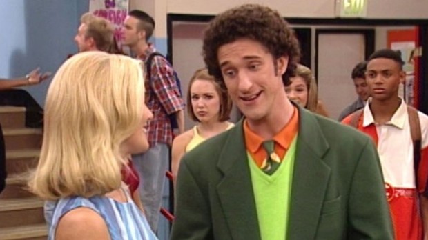Dustin Diamond, en una escena de "Salvado por la Campana" como Samuel "Screech" Powers / www.infobae.com
