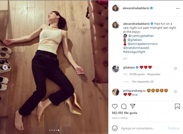 Tras participar del evento, la actriz de la miniserie "The White Lotus" se quitó los zapatos y se relajó / www.instagram.com/alexandradaddario
