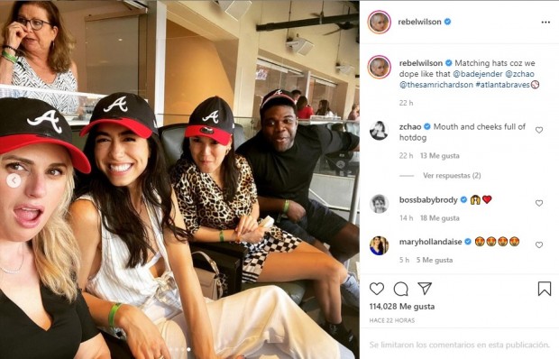 Wilson posó junto a unos amigos y logró más de 100 mil "likes" / www.instagram.com/rebelwilson