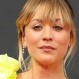 Kaley Cuoco mostró sus preparativos para los premios Emmy: Así se maquilló la actriz