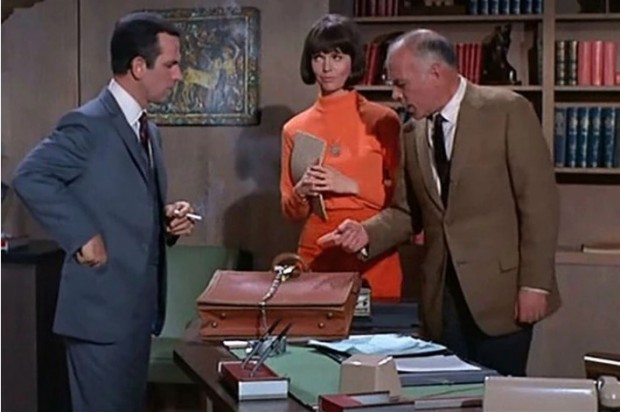 "La 99" (Bárbara Feldon), junto a Maxwell Smart (Don Adams) y el jefe de CONTROL (Edward Platt).