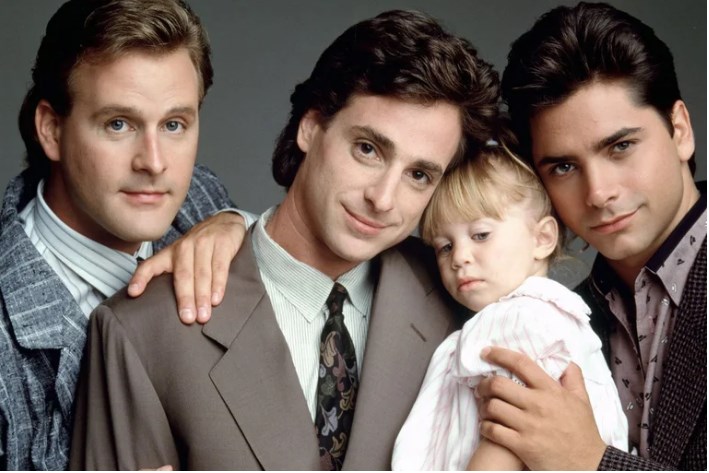 En el medio, Bob Saget, conocido por interpretar a Danny Tanner en la sitcom "Full House" / www.infobae.com