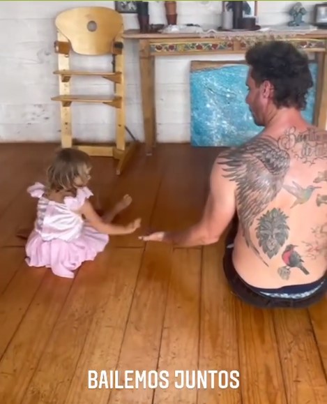 Gonzalo Valenzuela le enseñó a bailar a su pequeña hija Anka, de tan solo 2 años de edad / www.limalimon.cl