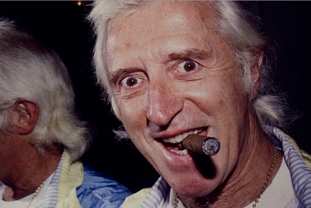 Jimmy Savile, considerado una celebridad hasta su muerte, cometió delitos sexuales con pedofilia incluida / www.lanacion.com.ar