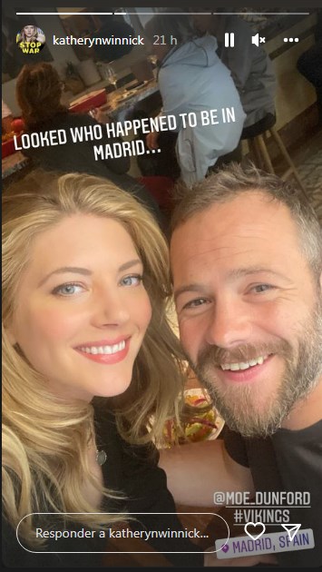También posó junto a otro amigo como Moe Dunford, con quien compartió elenco / www.instagram.com/katherynwinnick