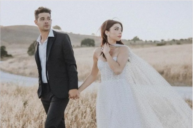 Sarah Hyland, estrella de "Modern Family", se casó con el conductor de televisión Wells Adams / www.lanacion.com.ar