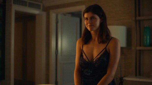 Alexandra Daddario, durante una escena de "The White Lotus", show por el que fue nominada al premio Emmy / www.filmaffinity.com