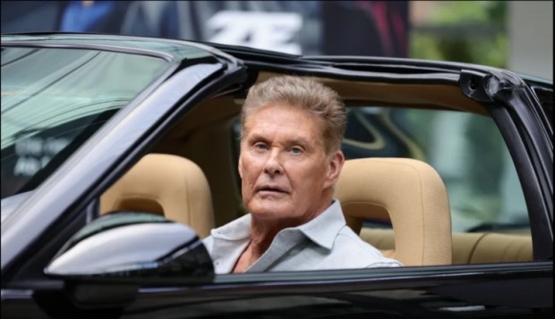 Cuarenta años después del estreno de la serie, David Hasselhoff volvió a subirse al "Auto Fantástico" / es-us.vida-estilo.yahoo.com
