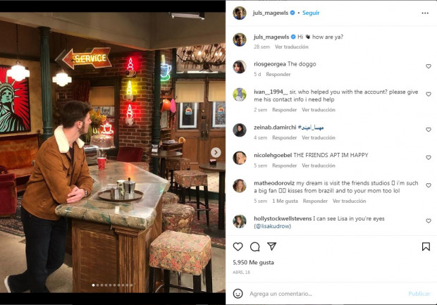 Aquí, Stern posando en "Central Perk", el famoso café de "Friends" / www.instagram.com/juls_magewls