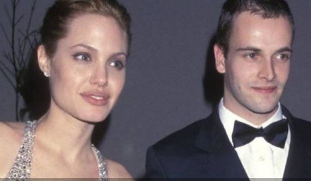Angelina Jolie junto a Jonny Lee Miller, con quien mantuvo su primer matrimonio (1996-1999) / www.goodshow.es