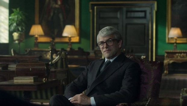 El actor británico actuó en la quinta temporada de "The Crown" como John Mayor, sometiéndose a un drásico cambio de look / www.goodshow.es