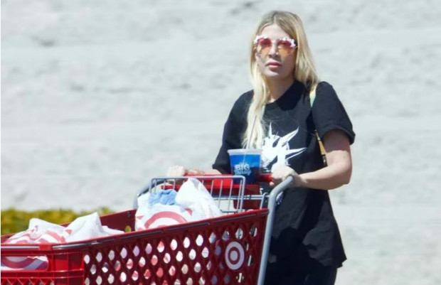 Tori Spelling: de vivir en una mansión a dormir en una camioneta / www.infobae.com
