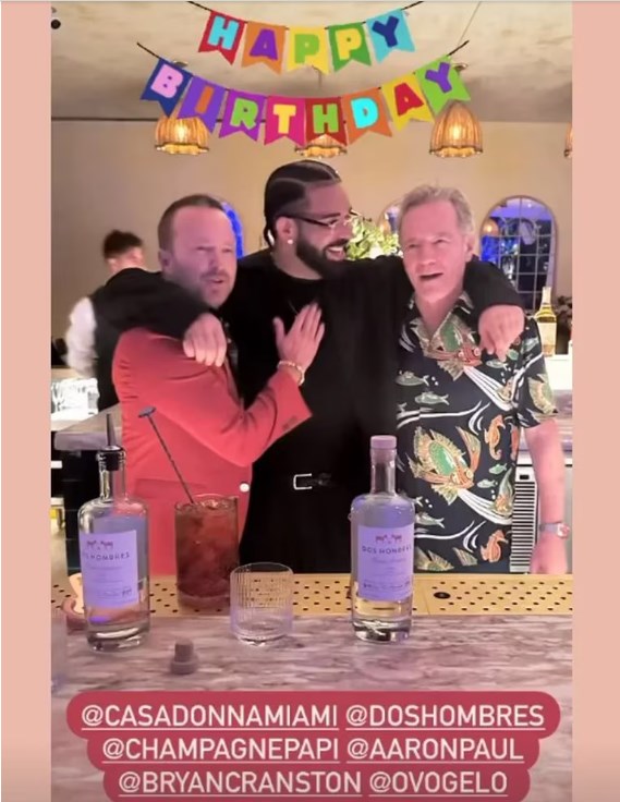 Bryan Cranston y Aaron Paul asistieron al cumpleaños de Drake y "trabajaron" como bartenders / www.infobae.com