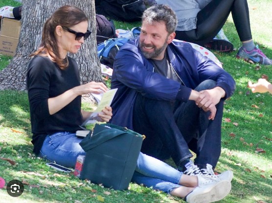 En medio de la polémica por sus encuentros con Ben Affleck, Jennifer Garner decidió contar detalles de la crianza de sus hijos / www.revistavanityfair.es