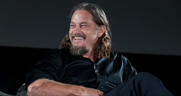 Travis Fimmel se presentó en evento de la serie "Dune: Prophecy" y sorprendió a todos con su look / www.dailymail.co.uk