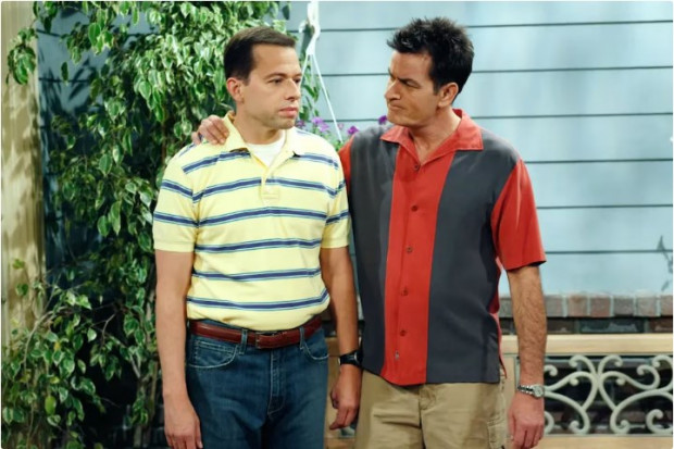 Jon Cryer protestó por lo que le pagaban a Charlie Sheen pese a sus escándalos con las adicciones / www.infobae.com