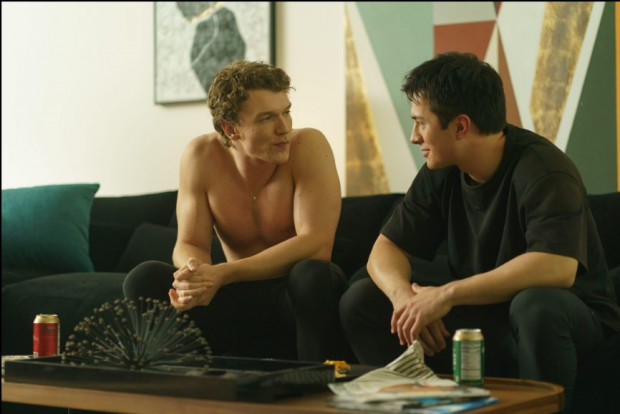 Previo a actuar en "Más Que Rivales"; Connor Storrie (izquierda) trabajaba como camarero / www.imdb.com