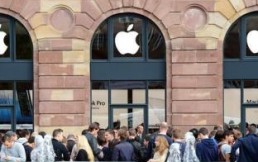 Samsung se burla de iPhone y sus fanáticos: Mira su polémico comercial