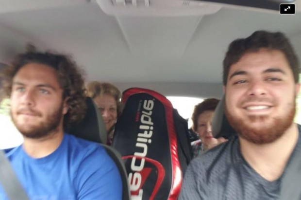 Marco Trungelitti, a la izquierda, en su increíble viaje a Roland Garros / www.lanacion.com.ar / cuenta de Twitter @G0jiBerry