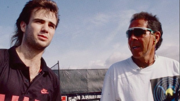 Andre Agassi junto a Nick Bolletieri / ew.com