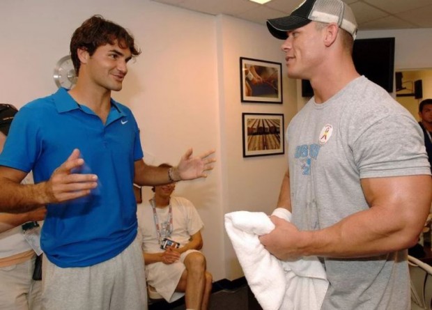Aquí, Roger dialoga con el luchador John Cena / us.as.com