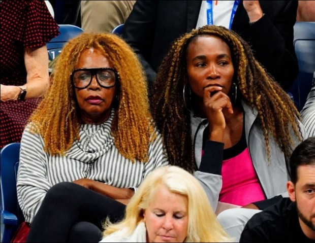 A la derecha: Venus Williams, tenista y hermana de Serena, quien jugará la final del US Open ante la canadiense Bianca Andreescu.