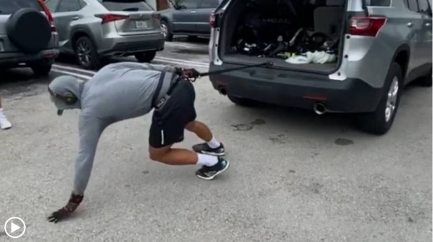 Fernando Verdasco comienza a arrastrar el automóvil en medio de un brutal entrenamiento.
