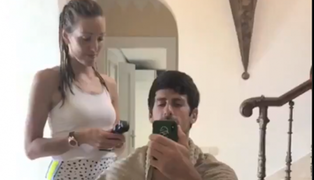 Jelena Ristic, a punto de cortarle el pelo a Djokovic.