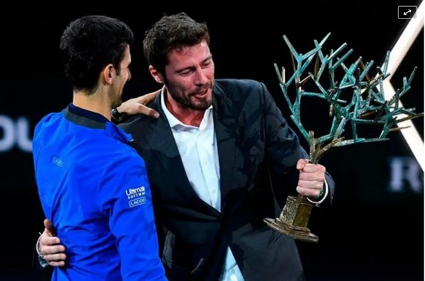 Marat Safin, entregándole el trofeo del Mastes de París a Novak Djokovic (2019) / www.lanacion.com.ar