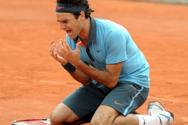 La imagen lo dice todo: Federer acaba de ganar Roland Garros y no puede contener el llanto de la emoción / www.swissinfo.ch