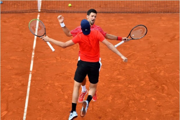 Djokovic, festejando un punto ganado en el Adria Tour con Filip Krajinovic / www.marca.com