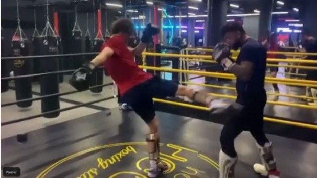 Marat Safin, de bordó, practicando Muay Thai junto a un luchador / as.com