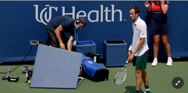 Daniil Medvedev chocó contra una cámara y luego la pateó / www.ole.com.ar