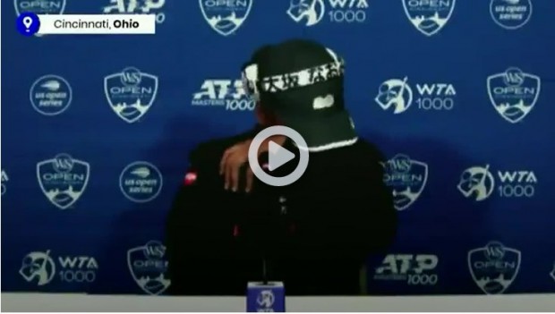 Naomi Osaka volvió a una conferencia de prensa tras varios meses, pero se quebró tras una pregunta incómoda.