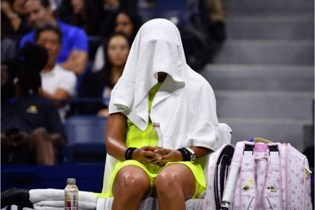 Naomi Osaka se cubre el rostro con una toalla: nadie sabe qué es lo que ocurrirá con su carrera / www.lanacion.com.ar
