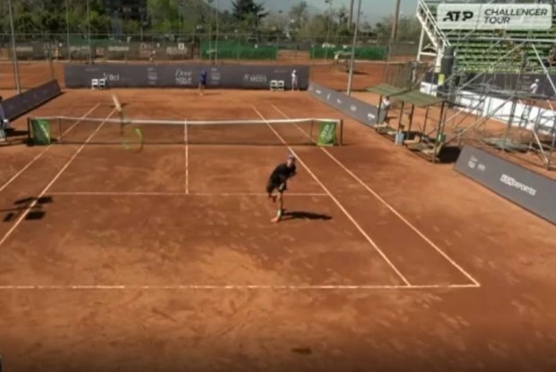 El francés Gautier arrojó su raqueta, que salió volando y casi rompe la cámara del streaming / www.lanacion.com.ar
