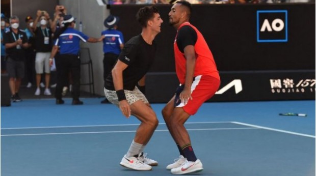 Kyrgios y Kokkinakis, divirtiéndose en la pista; luego, uno de sus rivales cargaría duramente contra el primero / as.com
