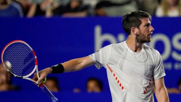 Cameron Norrie, raqueta en mano; luego quedaría destrozada, aunque acabó en manos de un aficionado / www.ole.com.ar