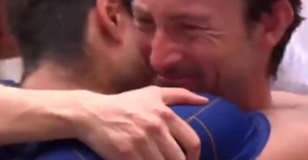 El abrazo entre Carlos Alcaraz y Juan Carlos Ferrero, quien no pudo contener las lágrimas / www.lasexta.com