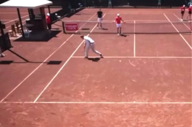 Increíble: el umpire ya había dicho "game, set, match", pero luego decidió revisar una marca y continuar el partido / www.lanacion.com.ar