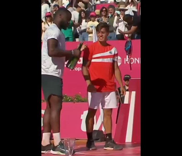Sebastián Báez ganó su primer título, pero fue el perdedor de la final (Frances Tiafoe) quien debió abrir el champagne.