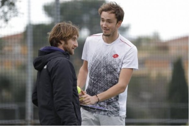 Gilles Cervara, junto a Daniil Medvedev / www.puntodebreak.com